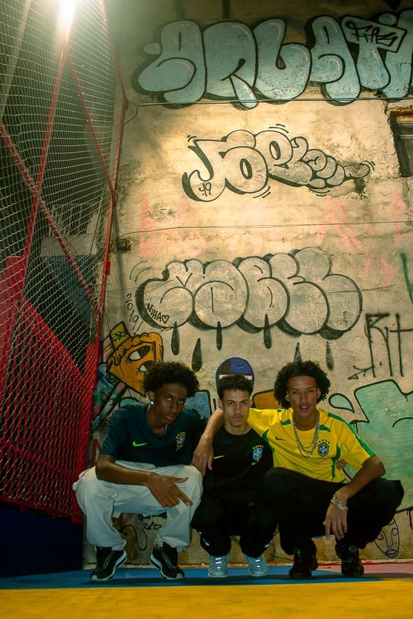 Grupo de amigos com camisas de time