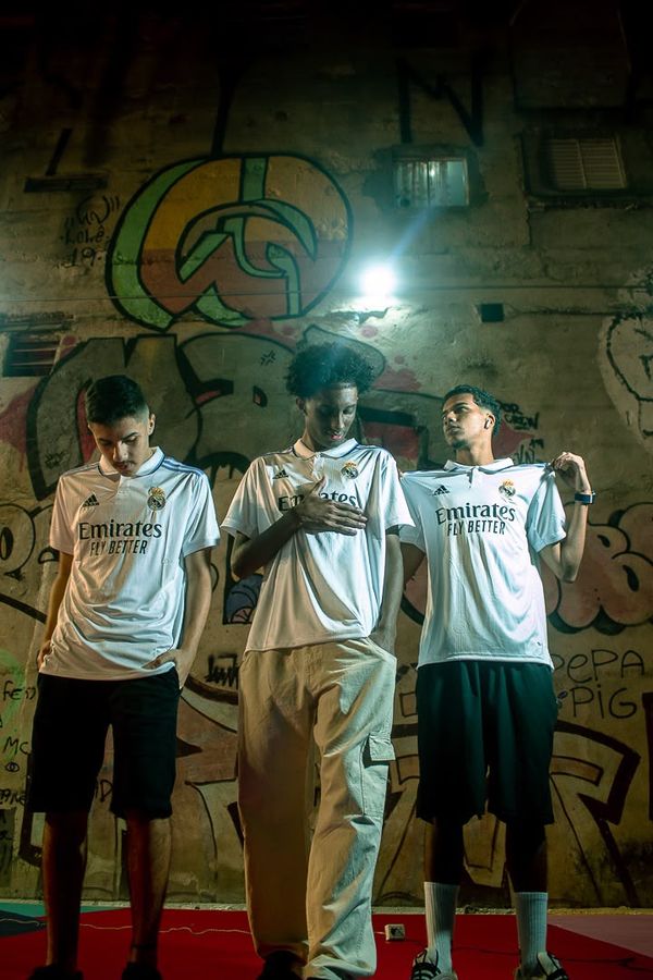 Trio com camisas brancas