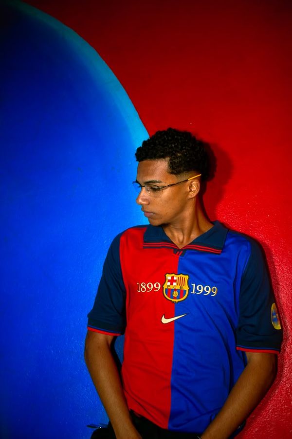 Torcedor com camisa retrô do Barcelona