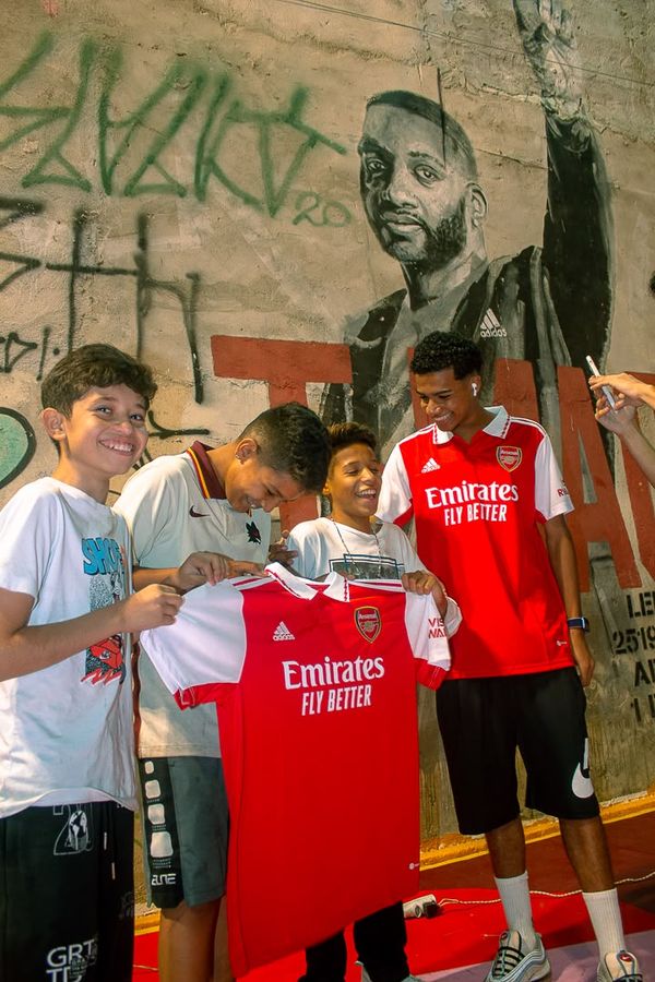 Garotos com a camisa do Arsenal